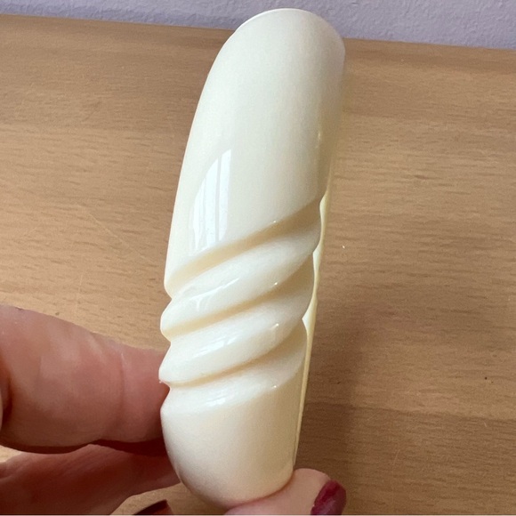 VINTAGE RETRO VANILLA CREAM CARVED CELLULOID PLASTIC WIDE THICK BANGLE BRACELET - Picture 3 of 16